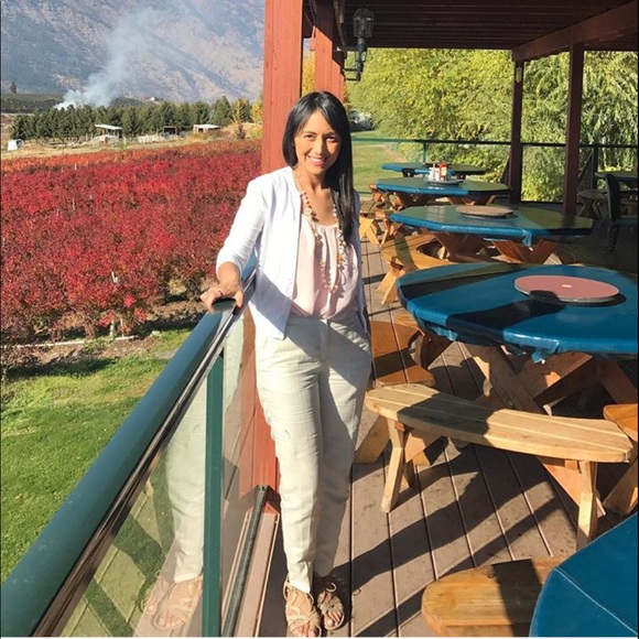 Meet your Posher, Lupe - Picture 1 of 1